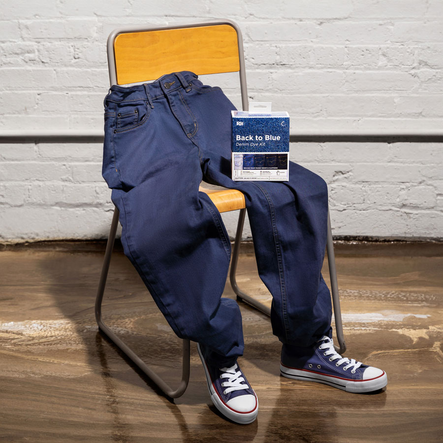 Rit: Back to Blue Dye Kit - Jeans auf Stuhl