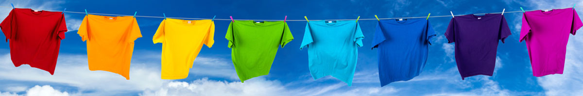 Mit DEKA Waschmaschinenfarbe gefärbte T-Shirts