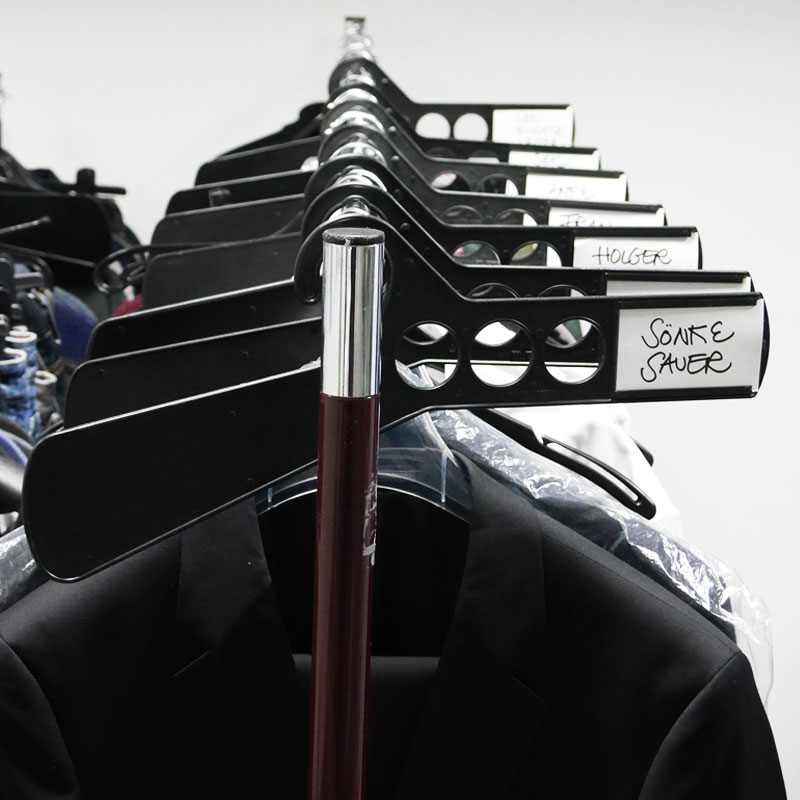 Kleiderstangen-Einteiler mit Einschub - Bügelform (schwarz) mit Etikett 
